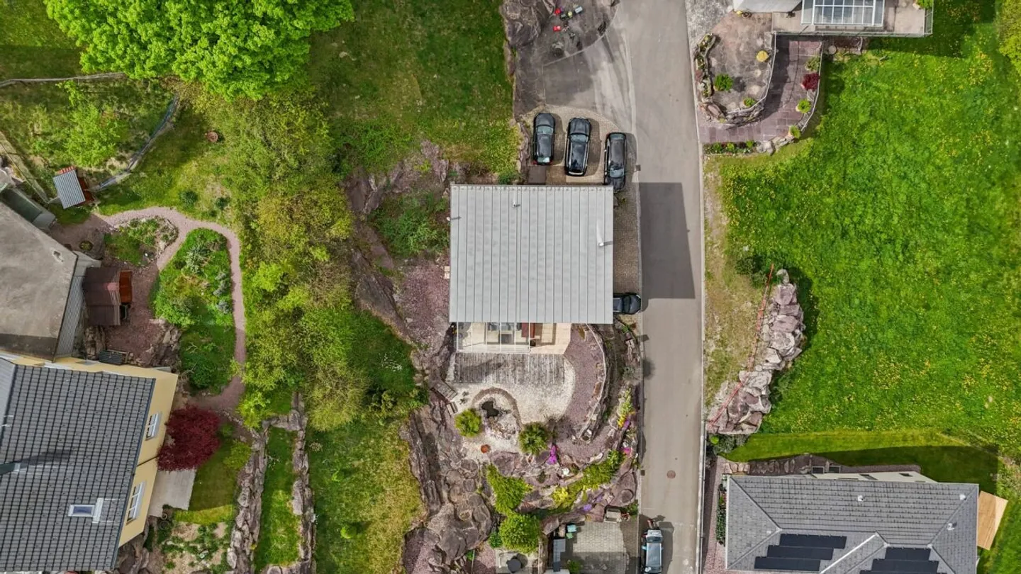 SUR LE ROC | Moderne, inondée de lumière, emplacement élevé, au bout d'une impasse, vue impressionnante sur la vallée jusqu'à la Bündner Herrschaft - Photo 10 sur 39