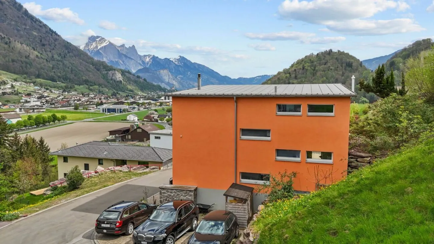 SUR LE ROC | Moderne, inondée de lumière, emplacement élevé, au bout d'une impasse, vue impressionnante sur la vallée jusqu'à la Bündner Herrschaft - Photo 9 sur 39