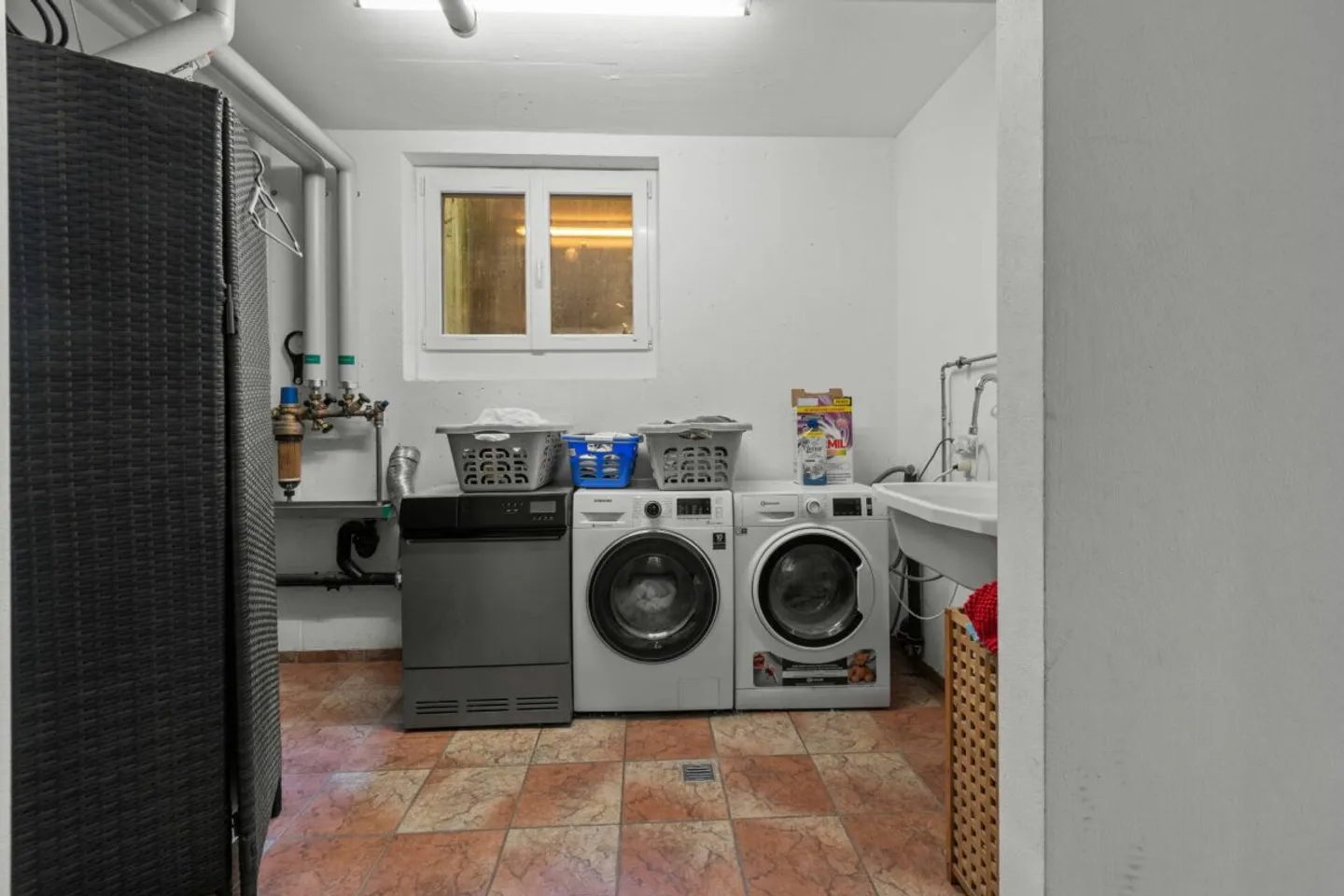 SUR LE ROC | Moderne, inondée de lumière, emplacement élevé, au bout d'une impasse, vue impressionnante sur la vallée jusqu'à la Bündner Herrschaft - Photo 14 sur 39