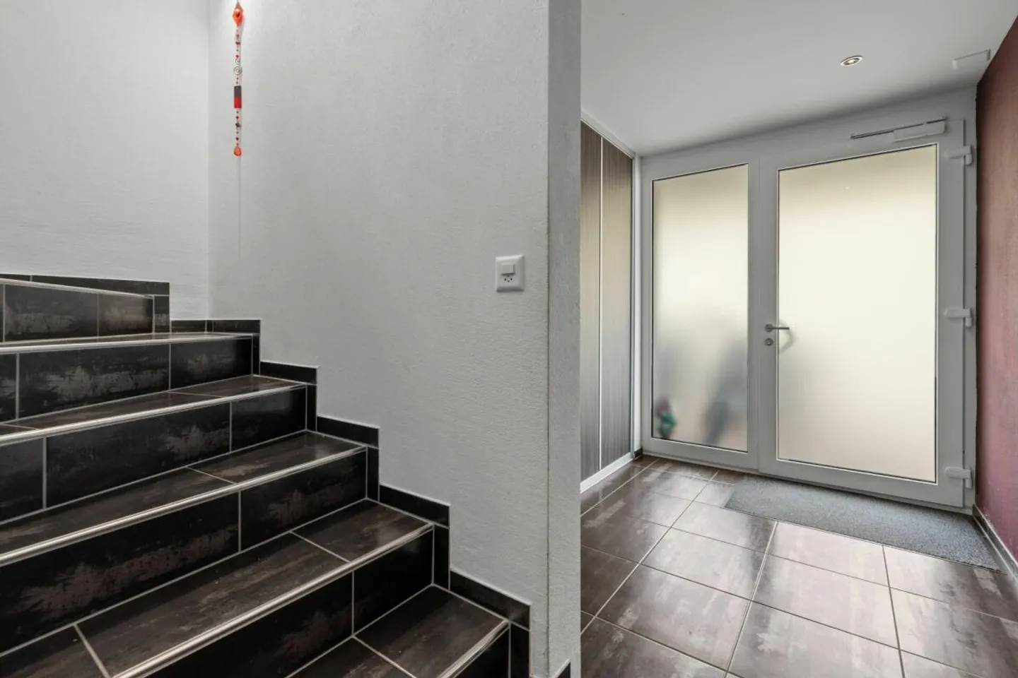 SUR LE ROC | Moderne, inondée de lumière, emplacement élevé, au bout d'une impasse, vue impressionnante sur la vallée jusqu'à la Bündner Herrschaft - Photo 12 sur 39