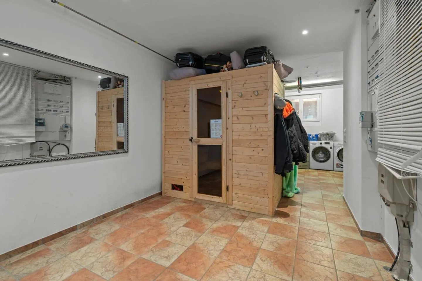 SUR LE ROC | Moderne, inondée de lumière, emplacement élevé, au bout d'une impasse, vue impressionnante sur la vallée jusqu'à la Bündner Herrschaft - Photo 16 sur 39