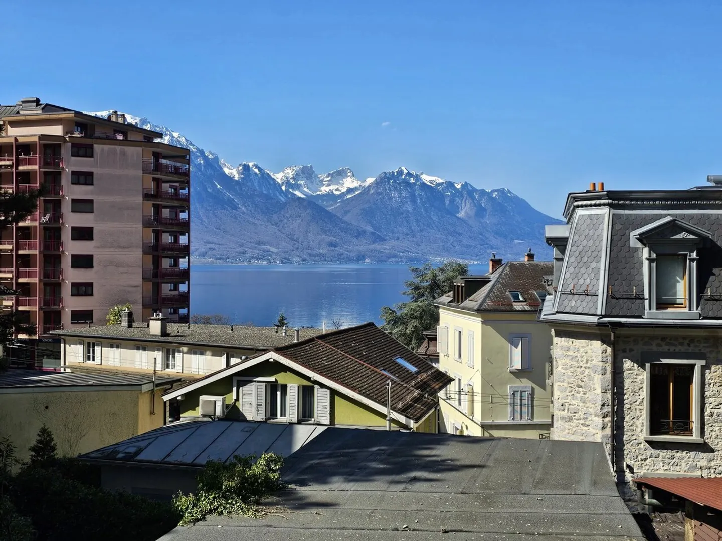 Appartement Charmant avec Vue sur le Lac - Photo 2 sur 13