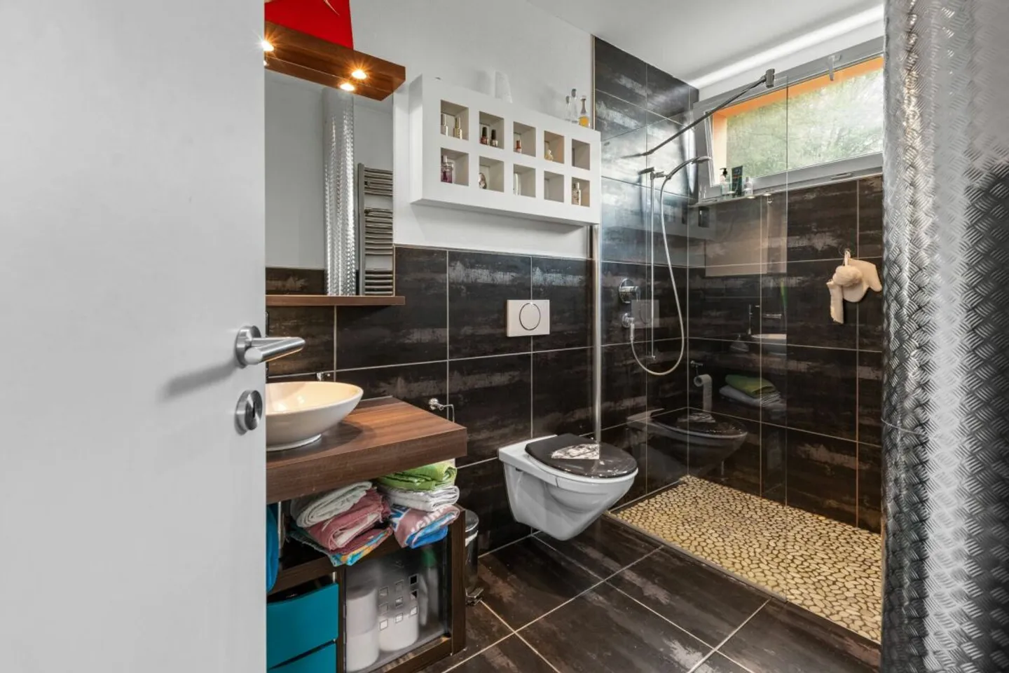 SUR LE ROC | Moderne, inondée de lumière, emplacement élevé, au bout d'une impasse, vue impressionnante sur la vallée jusqu'à la Bündner Herrschaft - Photo 19 sur 39