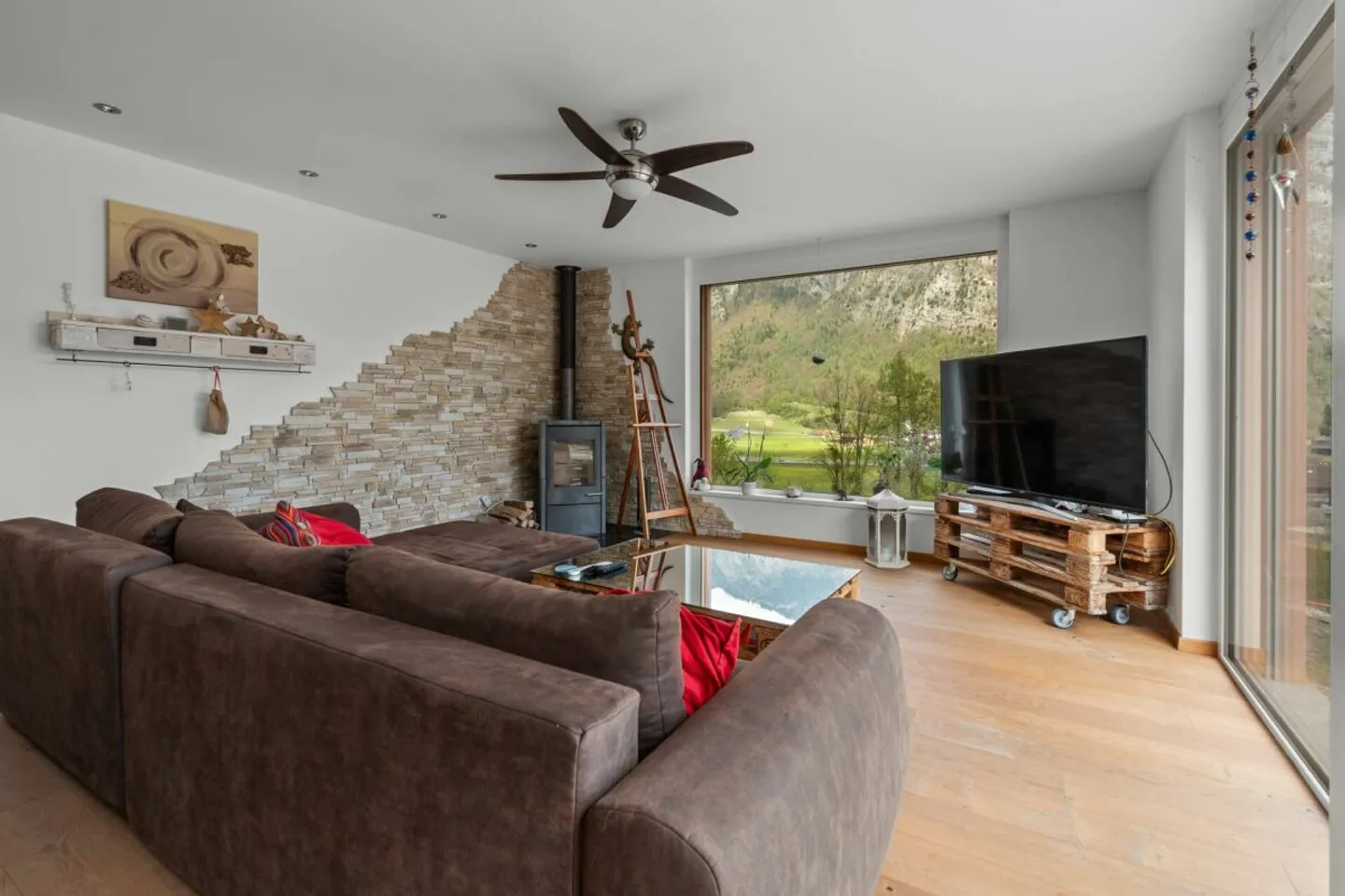 SUR LE ROC | Moderne, inondée de lumière, emplacement élevé, au bout d'une impasse, vue impressionnante sur la vallée jusqu'à la Bündner Herrschaft - Photo 22 sur 39