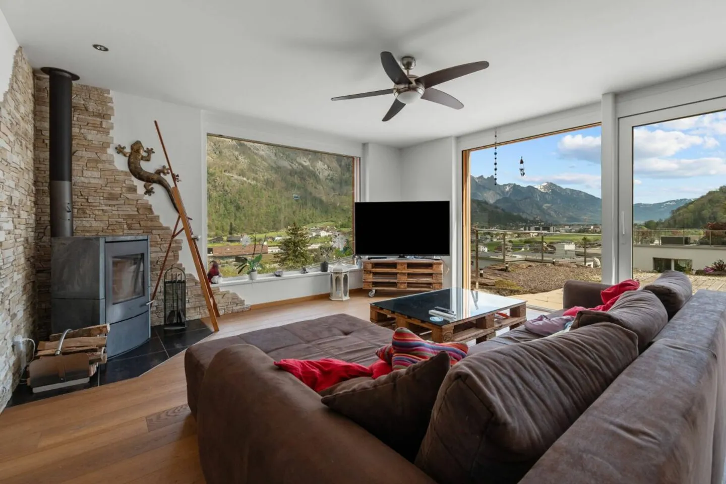 SUR LE ROC | Moderne, inondée de lumière, emplacement élevé, au bout d'une impasse, vue impressionnante sur la vallée jusqu'à la Bündner Herrschaft - Photo 23 sur 39