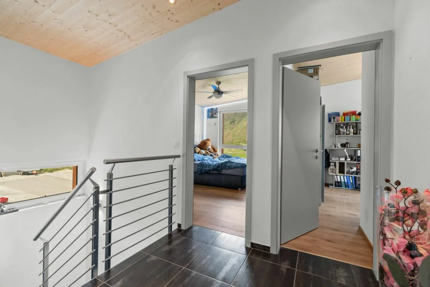 SUR LE ROC | Moderne, inondée de lumière, emplacement élevé, au bout d'une impasse, vue impressionnante sur la vallée jusqu'à la Bündner Herrschaft - Photo 30 sur 39