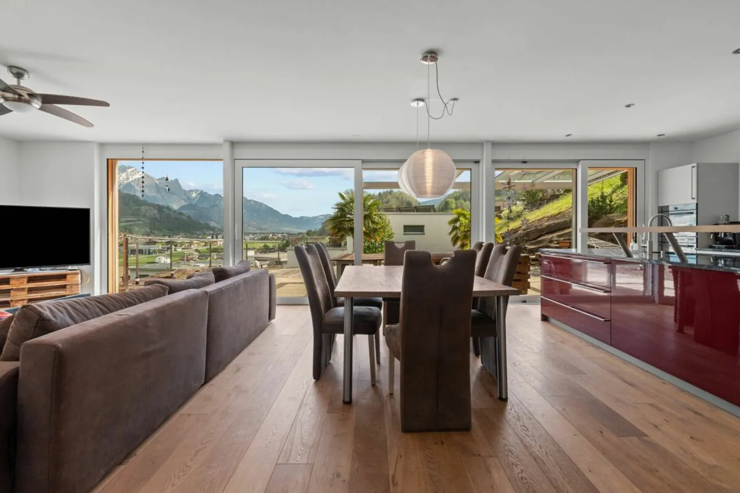 SUR LE ROC | Moderne, inondée de lumière, emplacement élevé, au bout d'une impasse, vue impressionnante sur la vallée jusqu'à la Bündner Herrschaft - Photo 25 sur 39