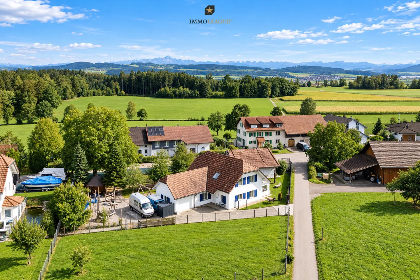 Ihr Traum vom Landleben: Exklusives Landhaus mit Pferdestall & Weite. - Photo 1 sur 9
