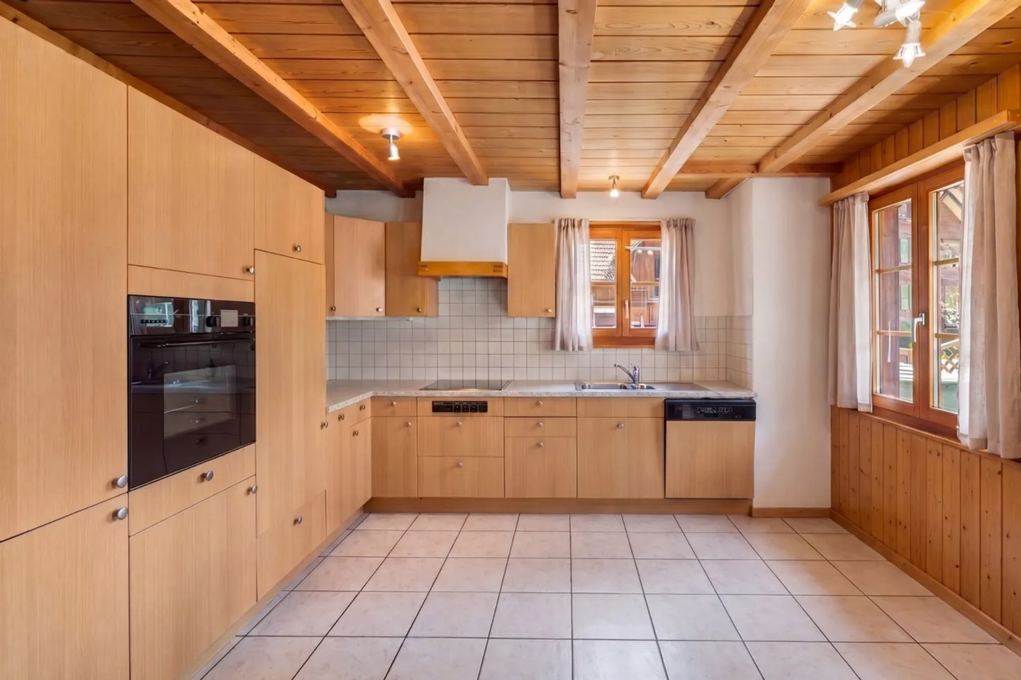 Attractive two-family house in a natural location - Photo 3 of 9