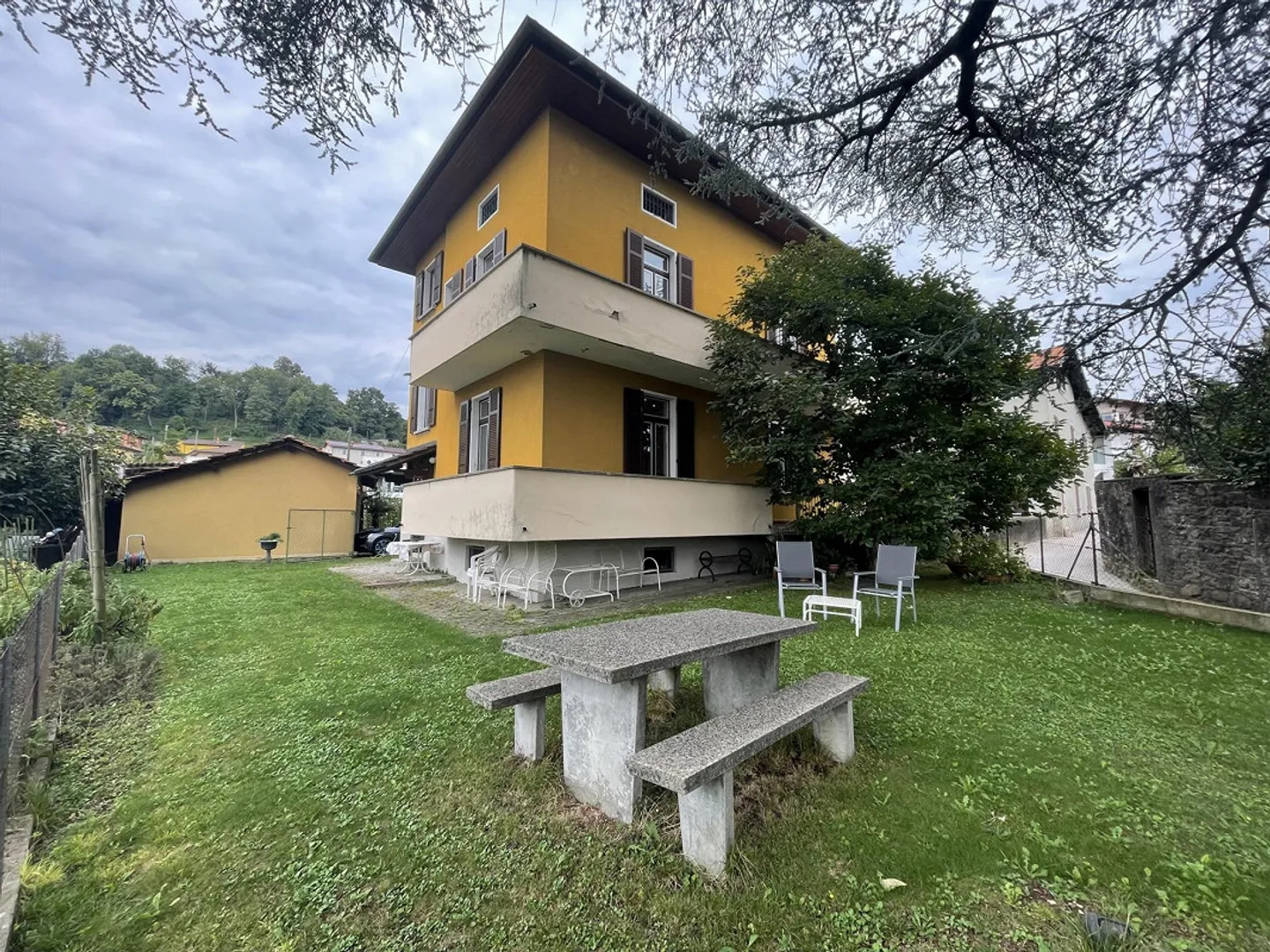 SCHÖNES UND GERÄUMIGES HAUS 5.5 MIT GARTEN UND DOPPELGARAGE - Foto 1 von 13