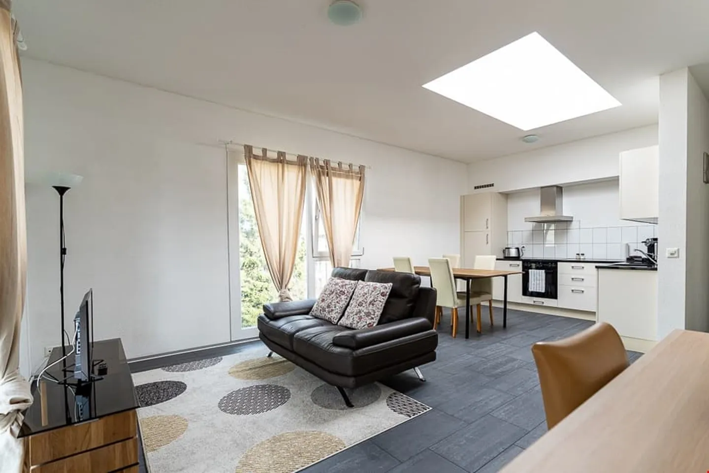 Appartamento Moderno con 1 Camera e Servizi Alberghieri - Foto 1 di 10