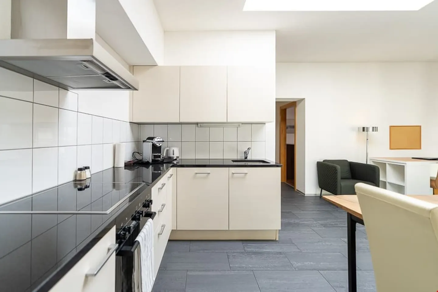 Appartamento Moderno con 1 Camera e Servizi Alberghieri - Foto 7 di 10