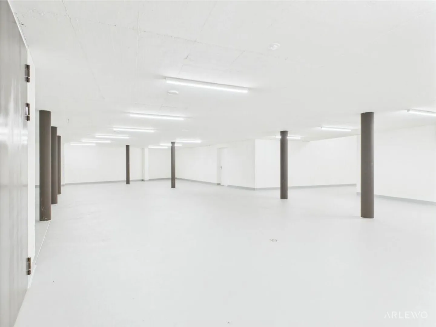 Qui nascono idee - Hall moderna con accesso diretto in auto a... - Foto 3 di 5