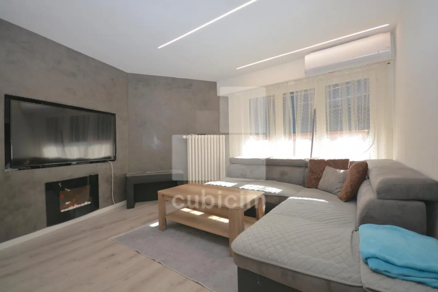 Casa con 2 appartamenti di 4,5 stanze e 1 vecchio edificio da ristrutturare - Foto 2 di 12