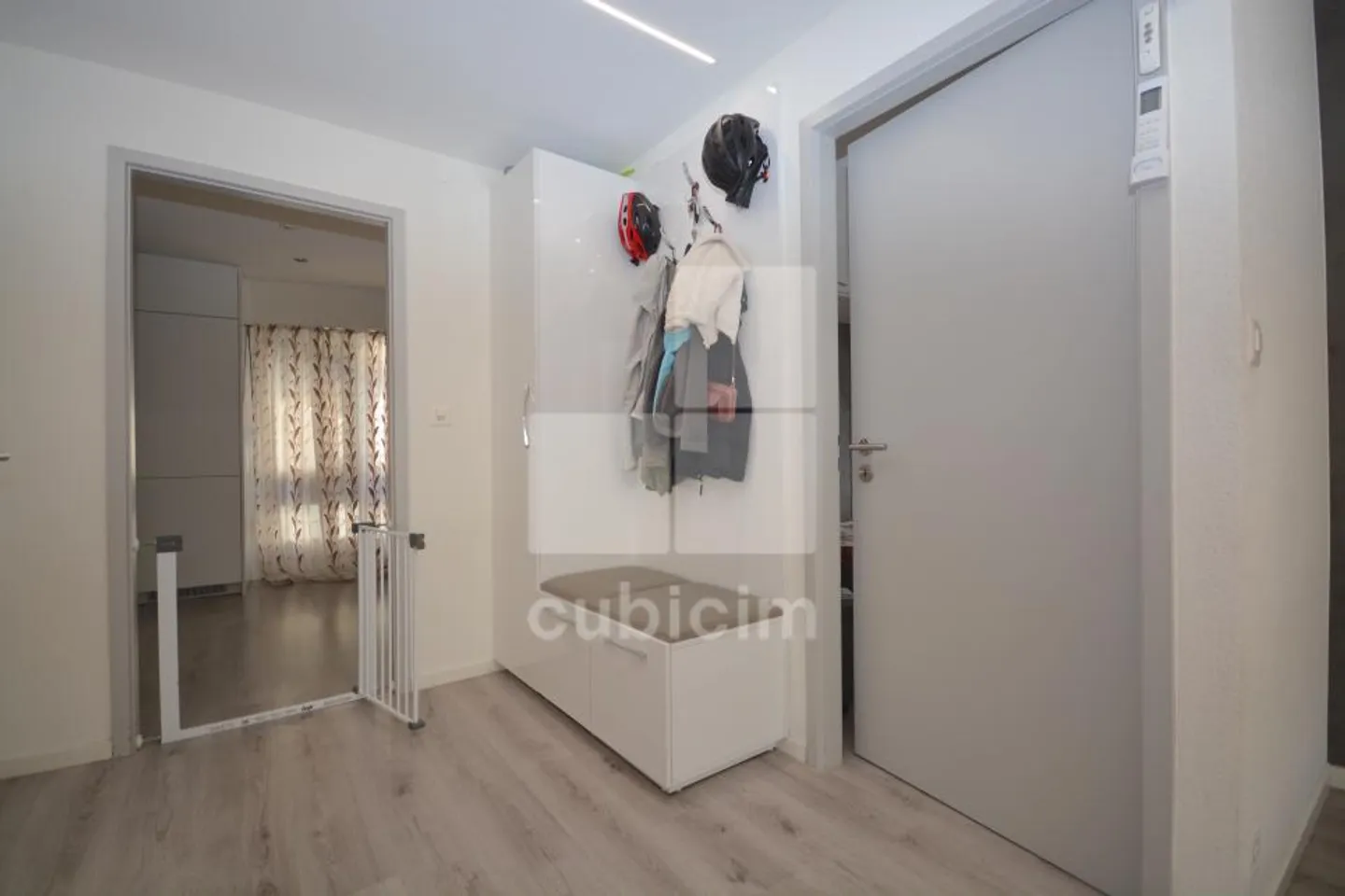 Casa con 2 appartamenti di 4,5 stanze e 1 vecchio edificio da ristrutturare - Foto 9 di 12