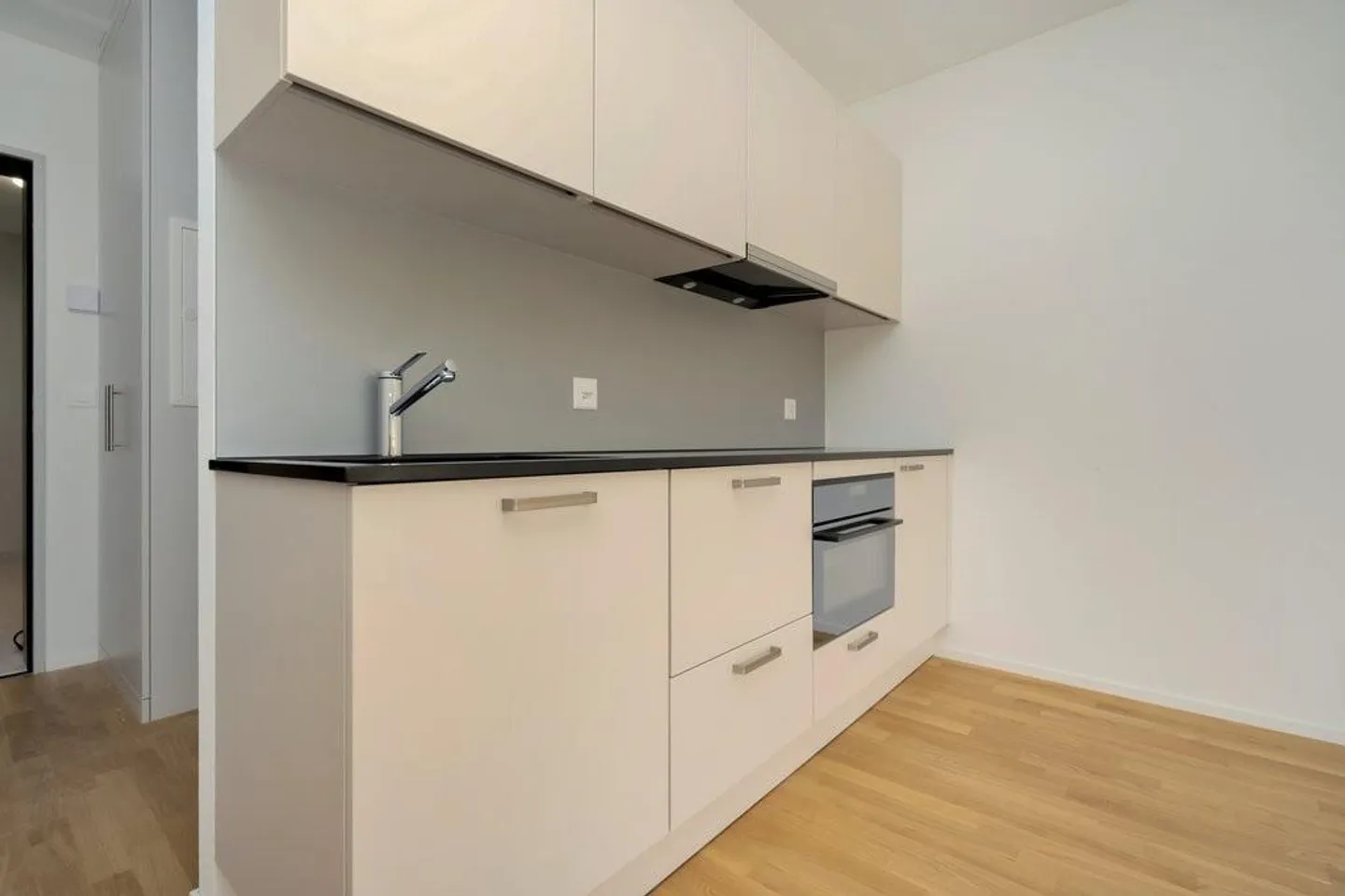 New studio in perfect location - Photo 2 of 5