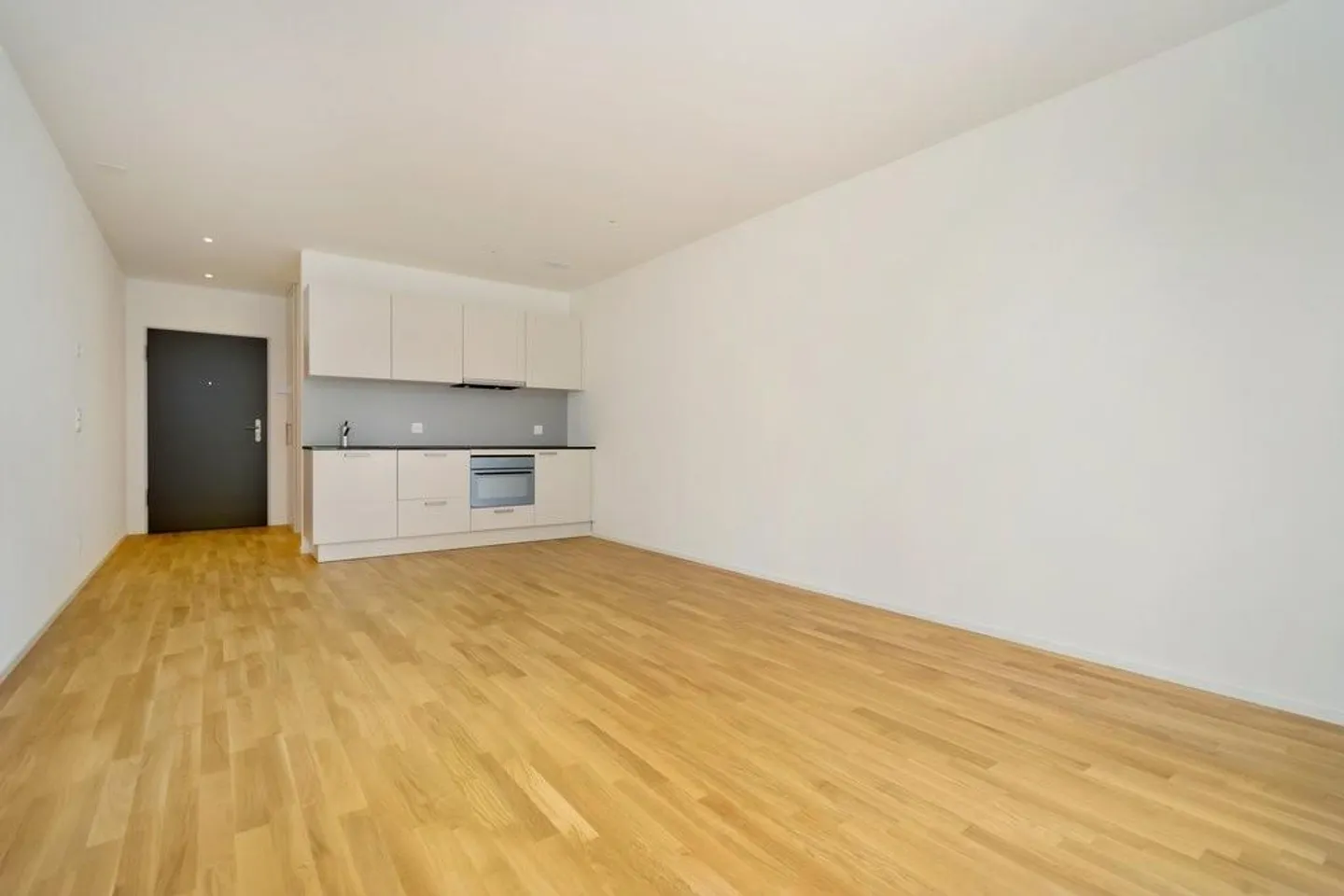 New studio in perfect location - Photo 3 of 5