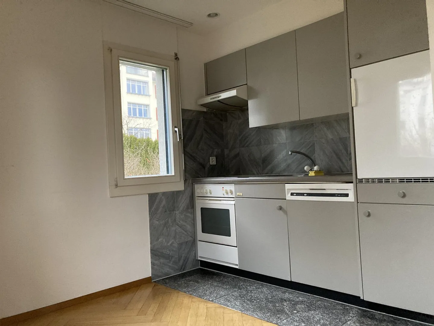 Proche de HSG : Appartement lumineux et calme de 2 pièces - Photo 4 sur 7