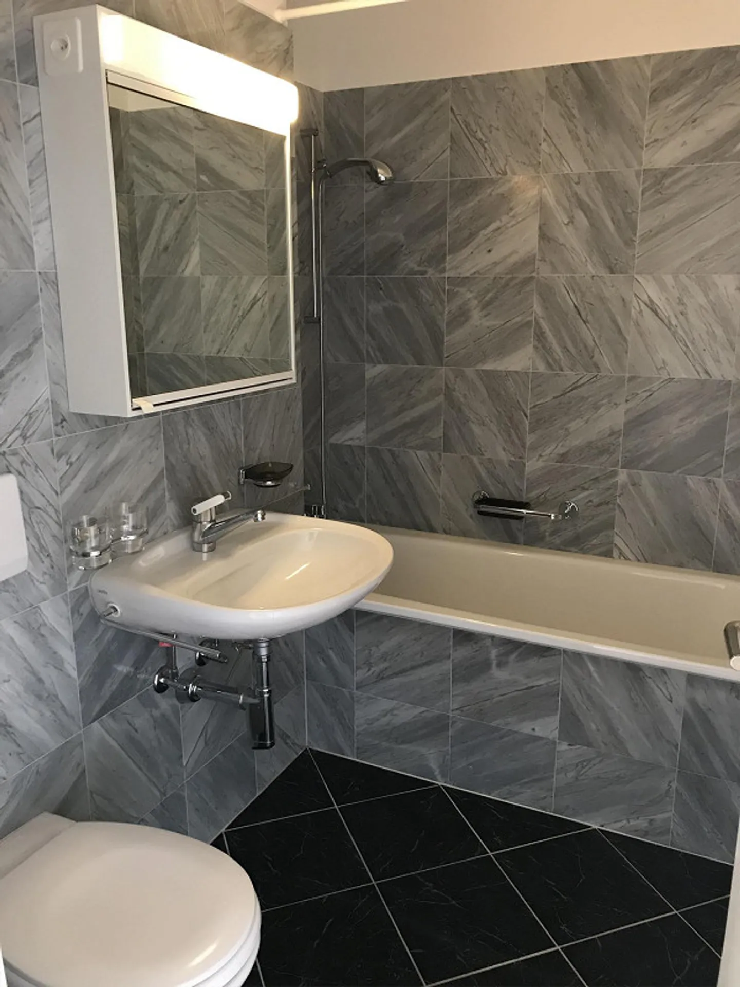 Proche de HSG : Appartement lumineux et calme de 2 pièces - Photo 6 sur 7