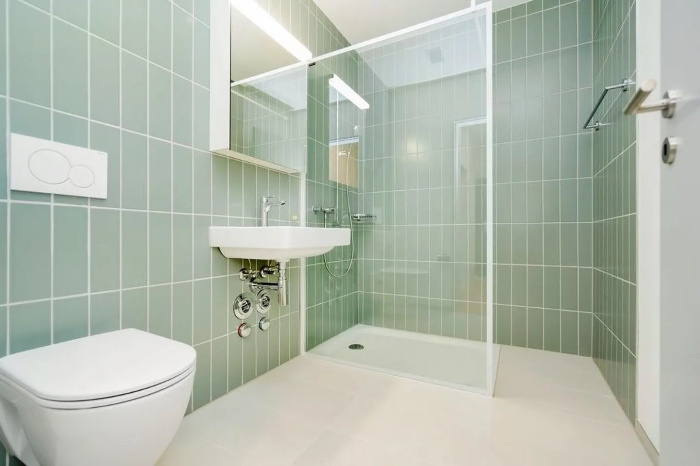 New studio in perfect location - Photo 4 of 5