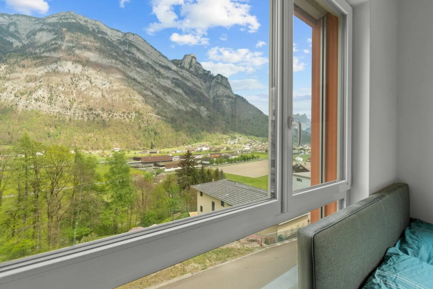 SUR LE ROC | Moderne, inondée de lumière, emplacement élevé, au bout d'une impasse, vue impressionnante sur la vallée jusqu'à la Bündner Herrschaft - Photo 36 sur 39