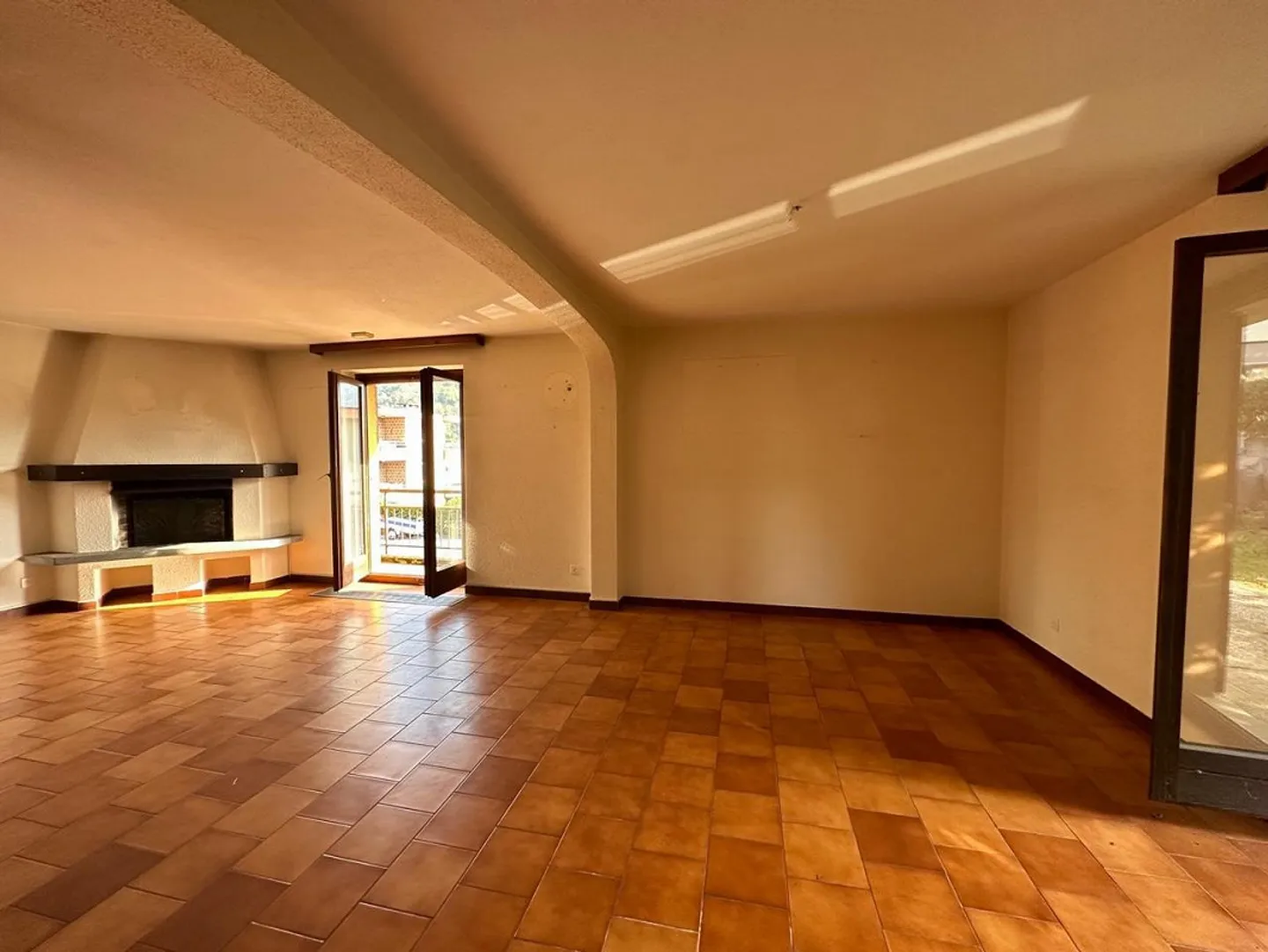 Interesting single-family house with large garden - Photo 4 of 11