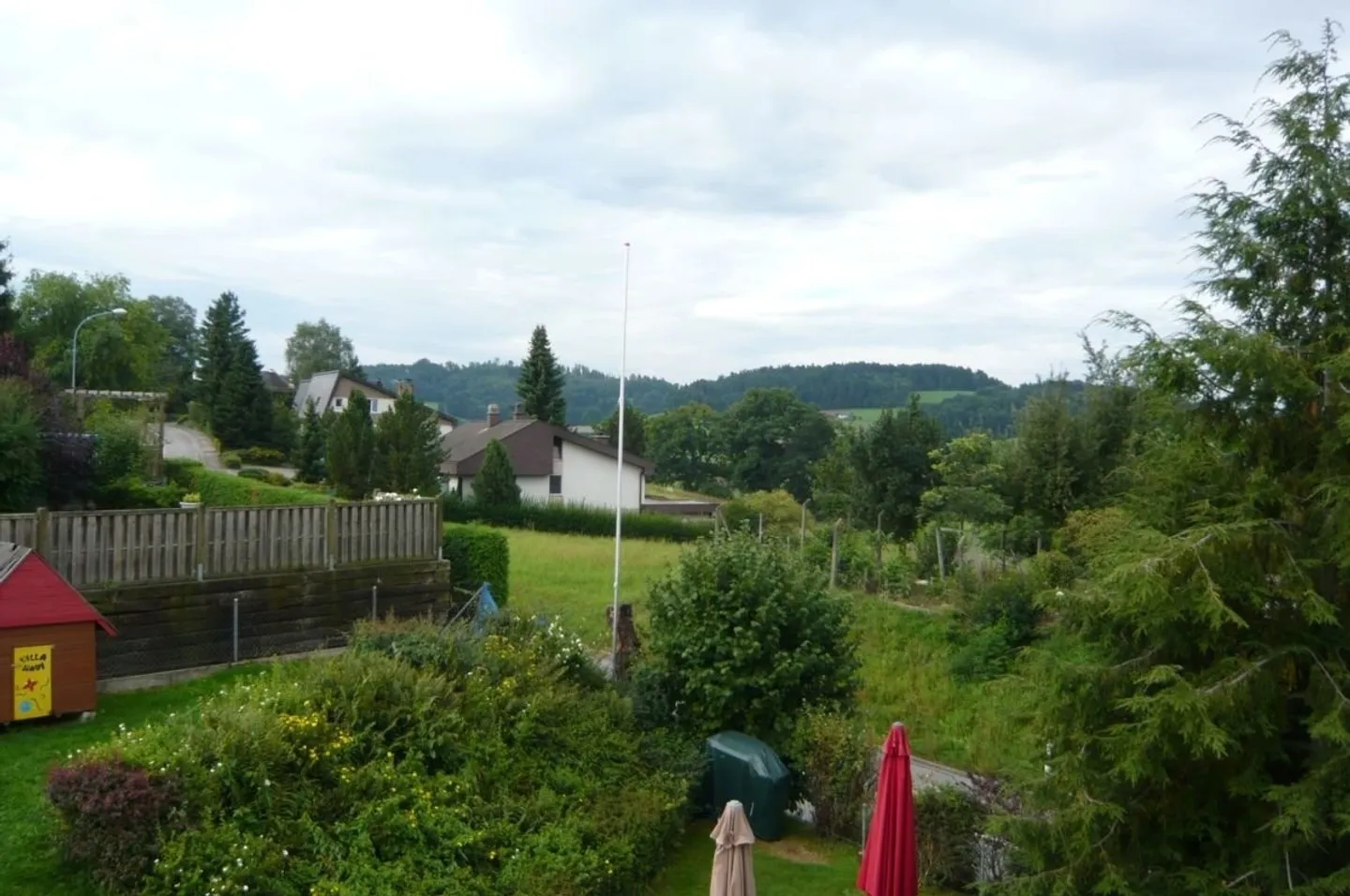 Quiet 4-room apartment on the raised ground floor - Photo 1 of 6