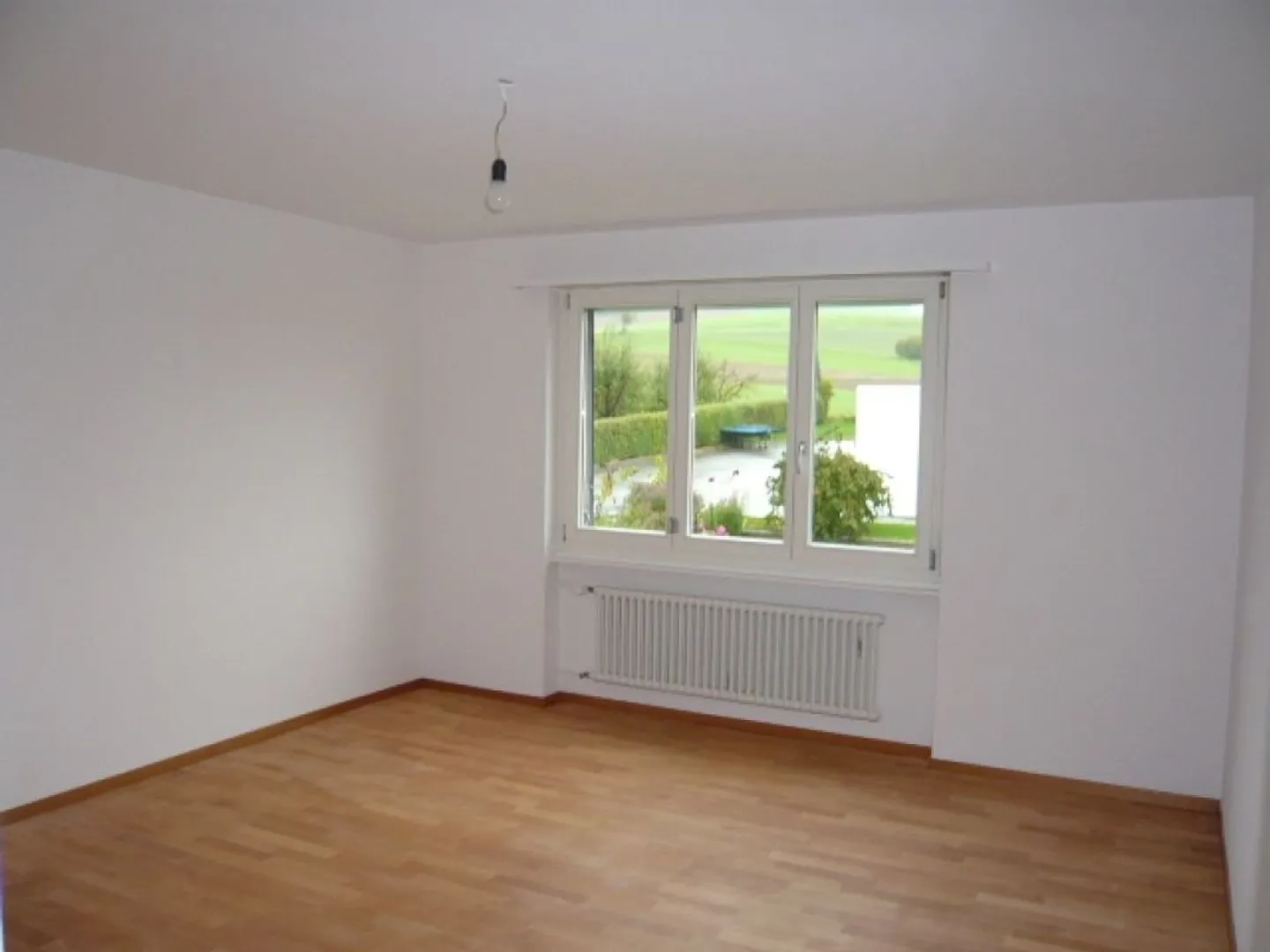 Quiet 4-room apartment on the raised ground floor - Photo 3 of 6