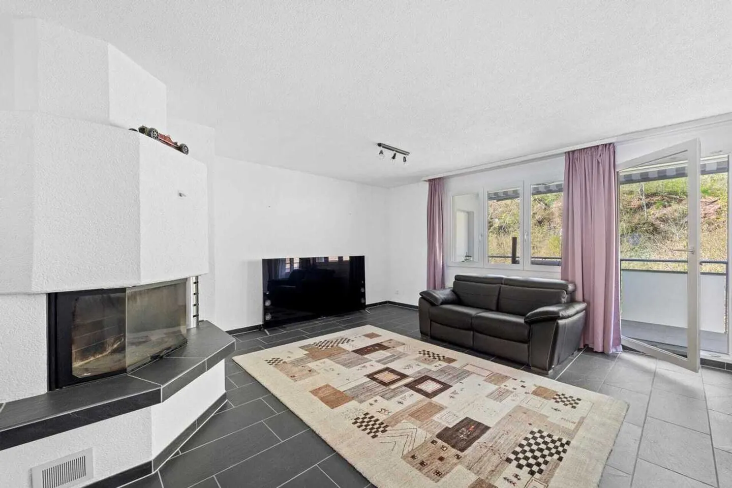 Quiet 4.5 Room Apartment with Forest View in Schaffhausen - Photo 5 of 13