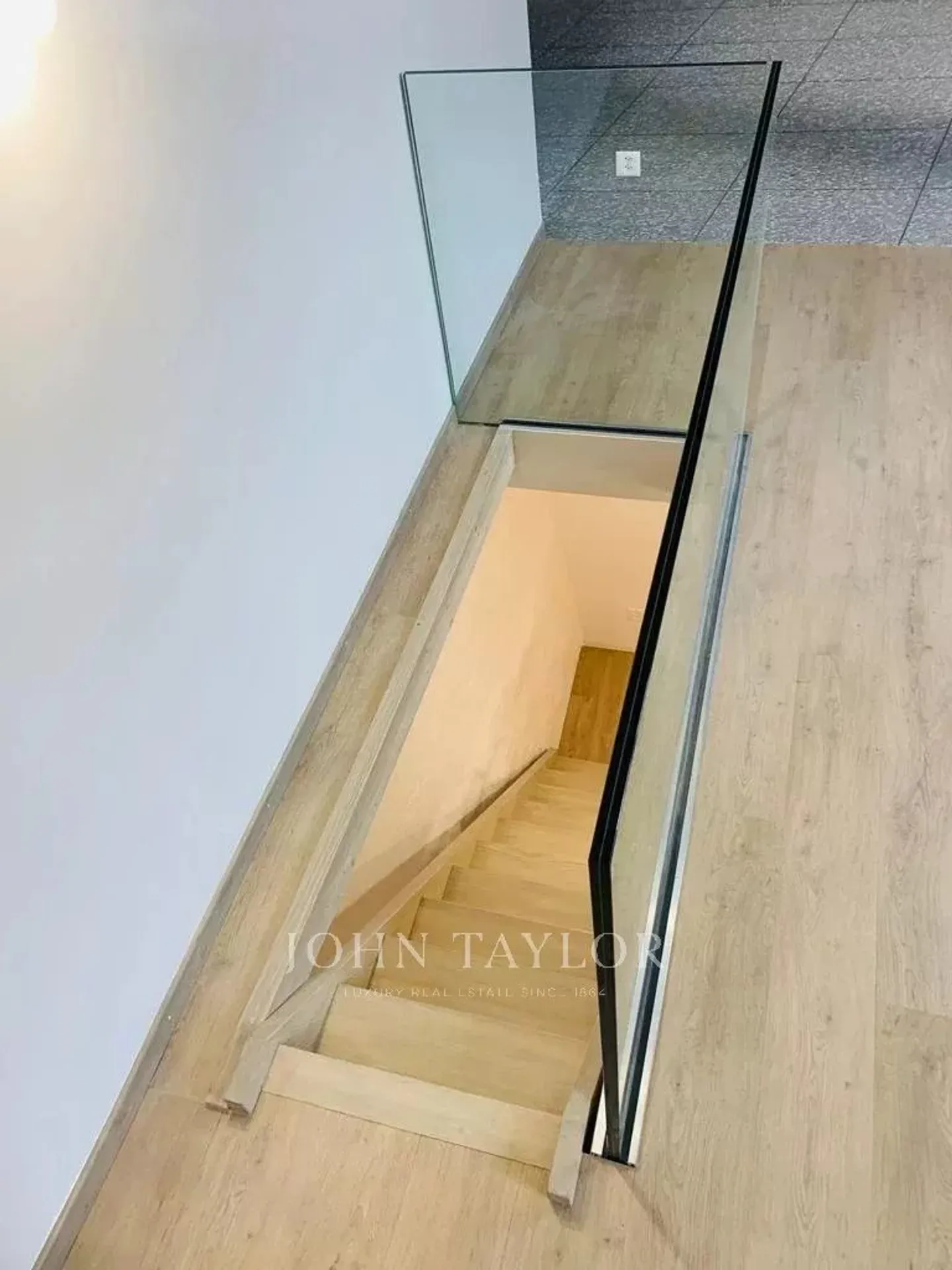 Propriété commerciale rénovée avec jardin - Photo 2 sur 5