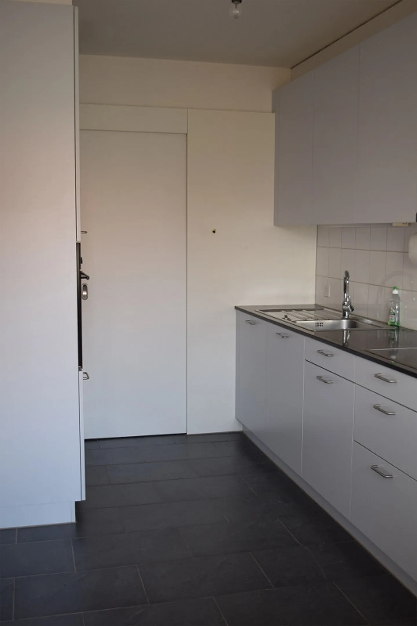 Bright 4-Room Apartment with Balcony - Photo 8 of 11