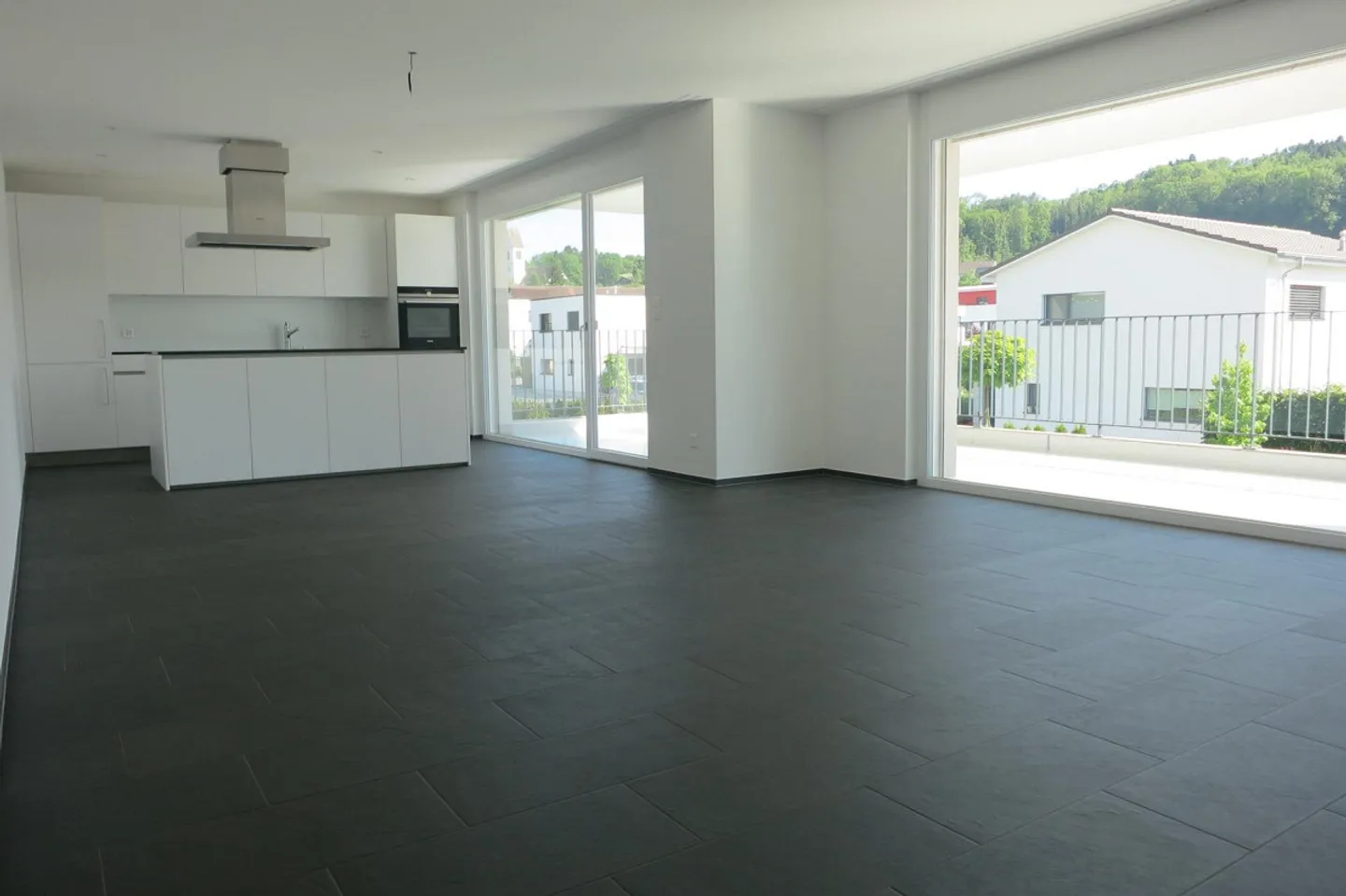 Modernes Apartment mit grossem Balkon - Foto 1 von 6