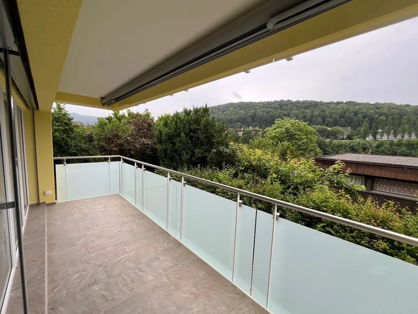 Appartamento moderno con balcone spazioso - Foto 4 di 9