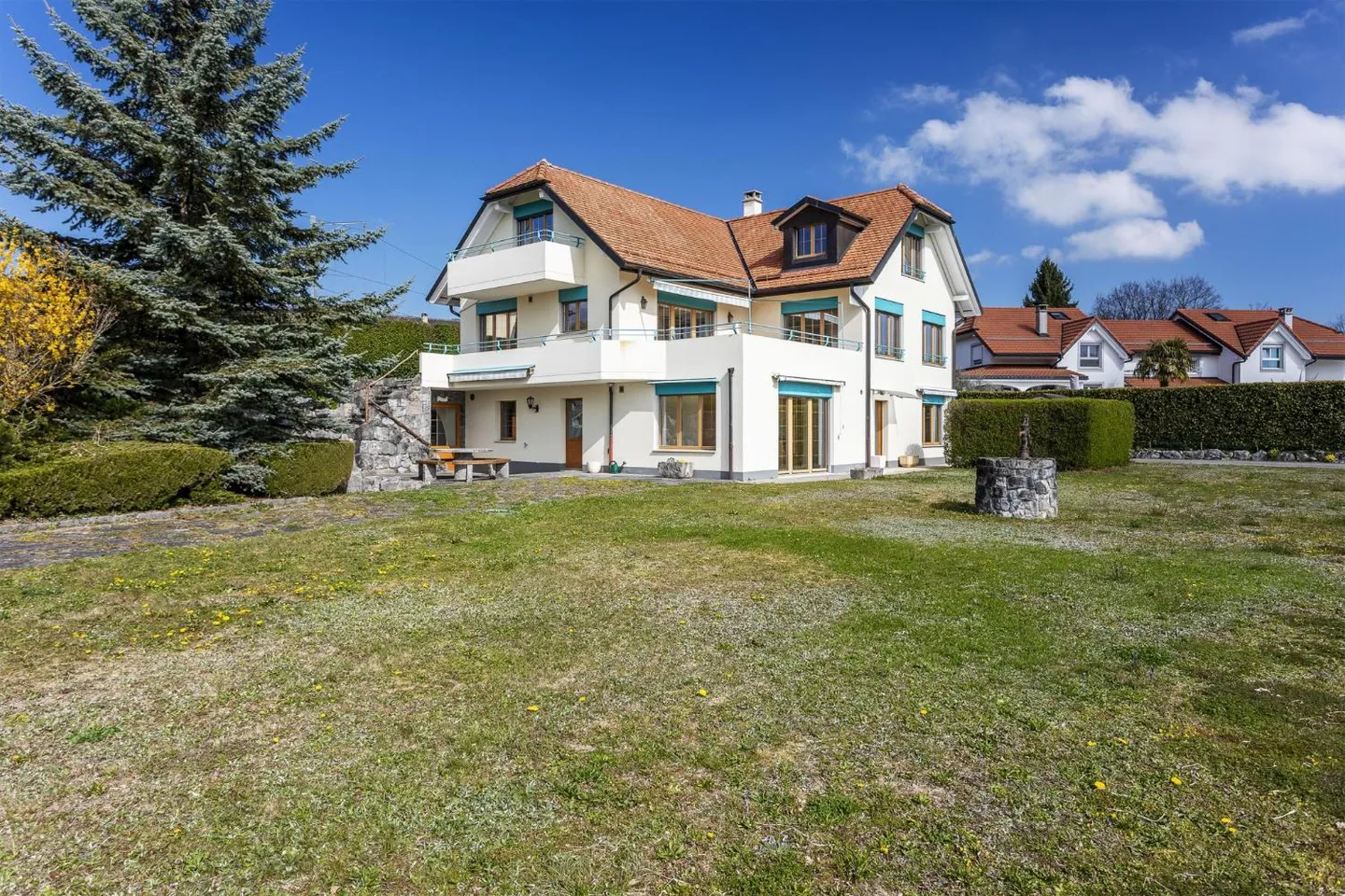 Spacious Villa with Rental Potential - Photo 2 of 13