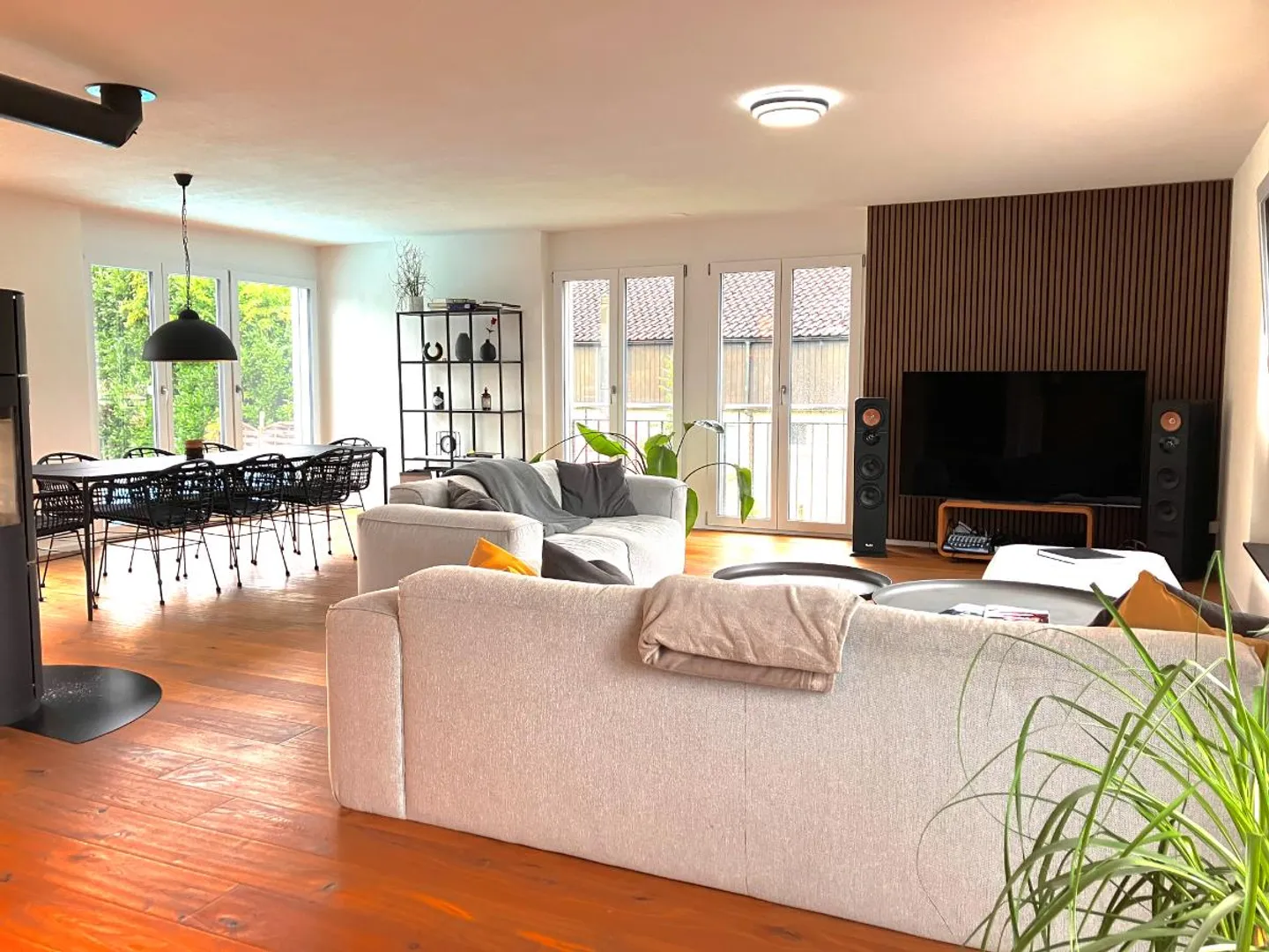 First-class corner townhouse with heated pool & fireplace – family-friendly living in Neuwilen, just 5 minutes from Kreuzlingen - Photo 4 of 10