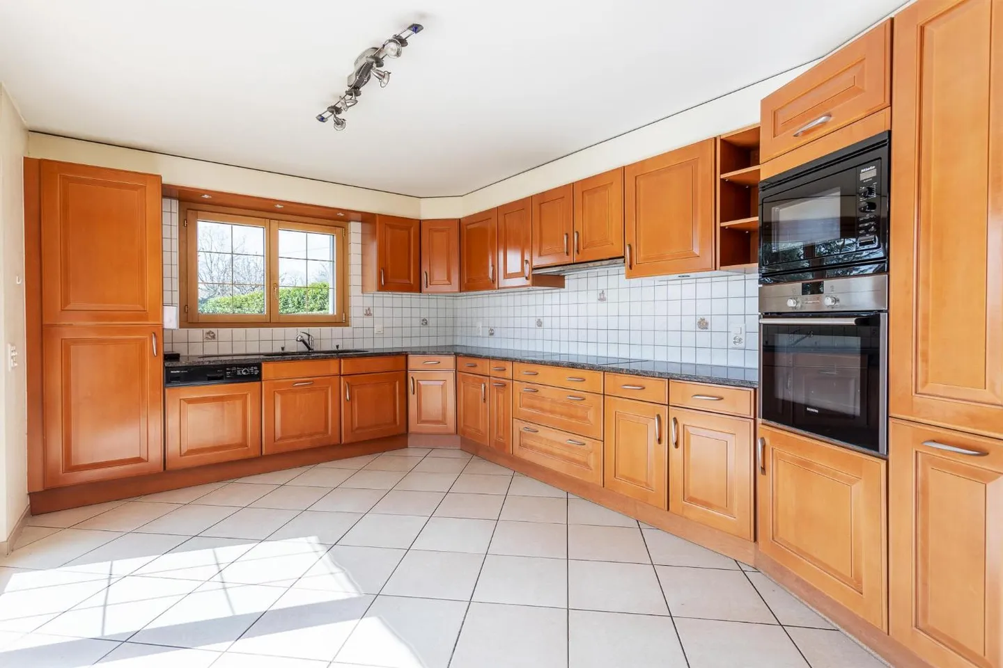 Spacious Villa with Rental Potential - Photo 7 of 13