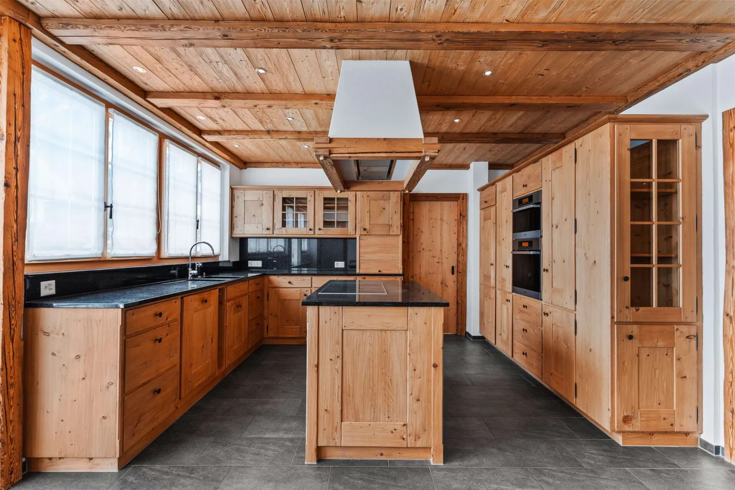 Villa alpina chic esclusiva nel cuore di Engelberg - Foto 3 di 8