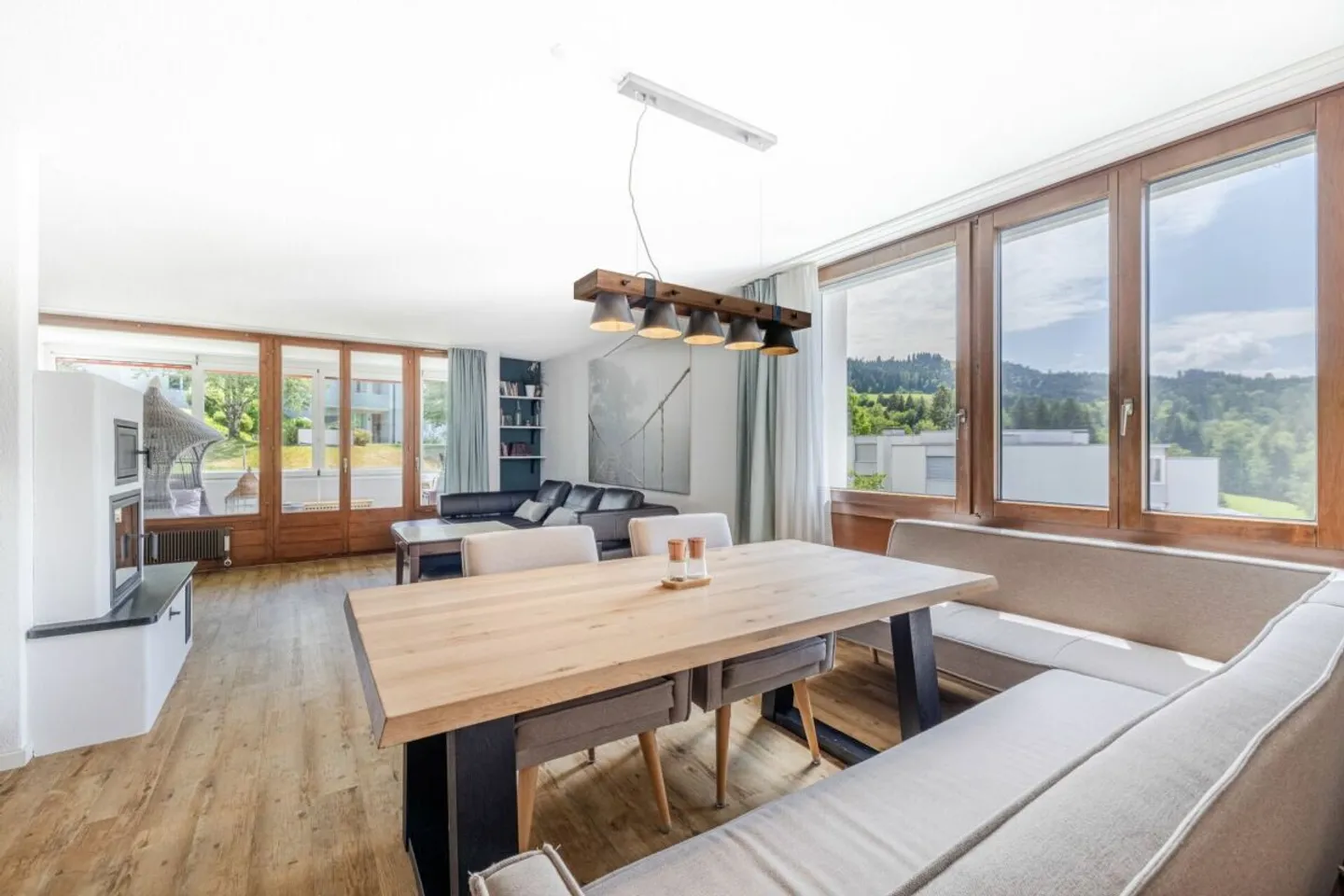 OÙ LA PAIX RENCONTRE LE CONFORT DE VIE : APPARTEMENT MODERNE DE 4,5 PIÈCES AVEC DEUX BALCONS VITRÉS - Photo 6 sur 10