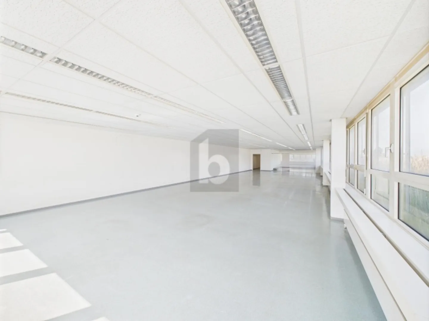 BRIGHT, SPACIOUS AND PRACTICAL WORKING ENVIRONMENT - Photo 2 of 5