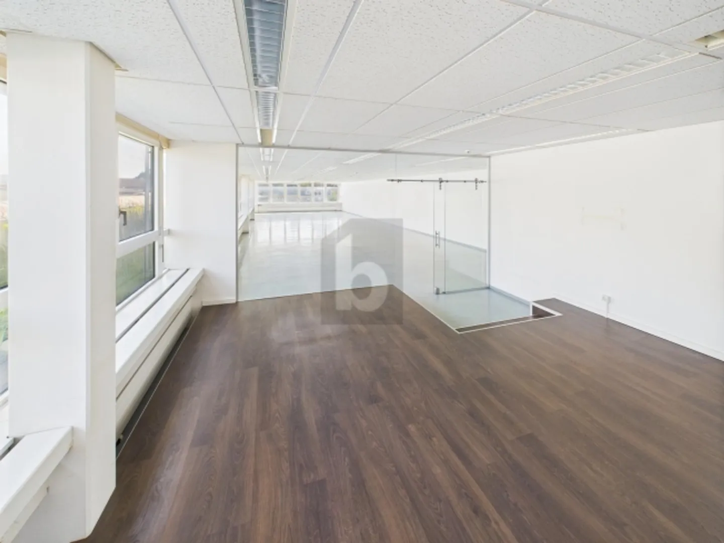 BRIGHT, SPACIOUS AND PRACTICAL WORKING ENVIRONMENT - Photo 4 of 5