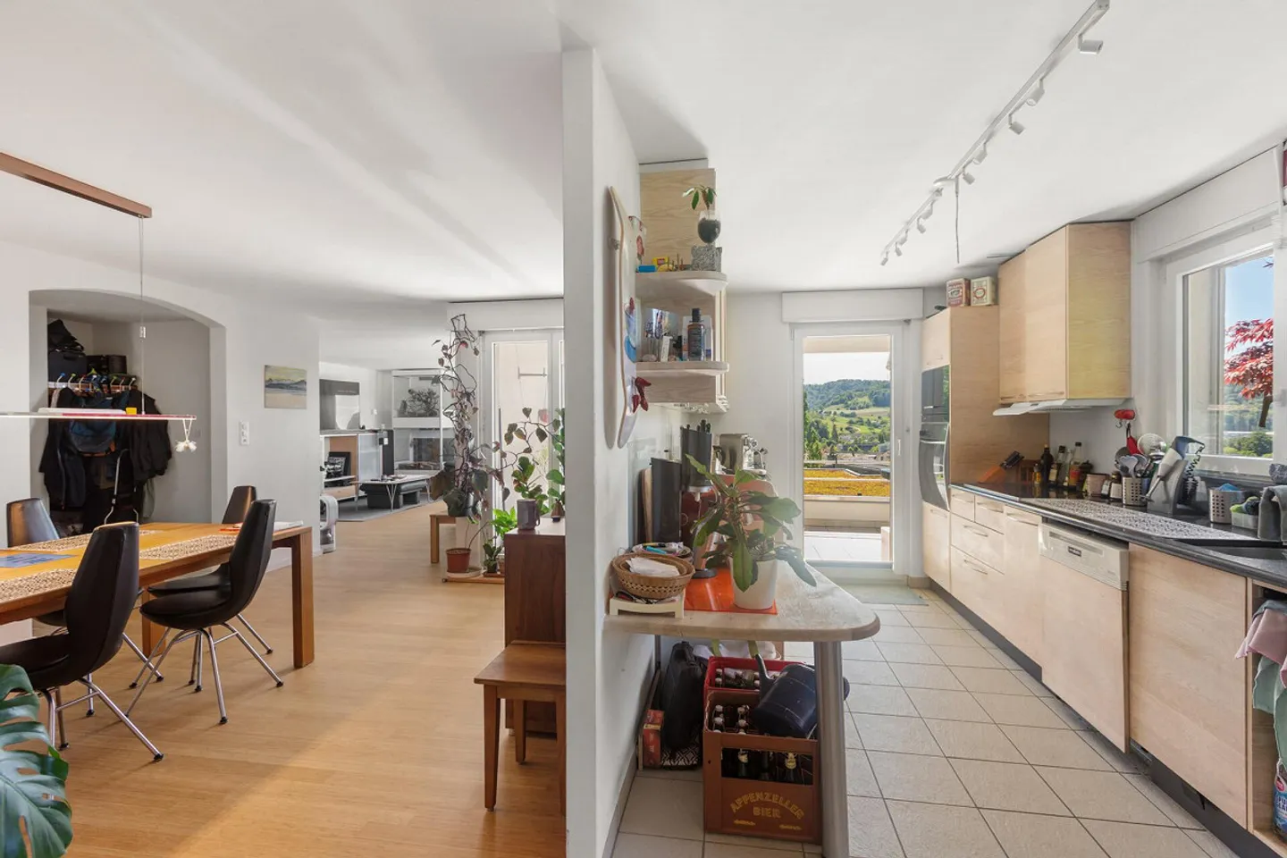 Living on the Edge of the Forest: Spacious 5.5-Room Penthouse Apartment with a View - Photo 3 of 15