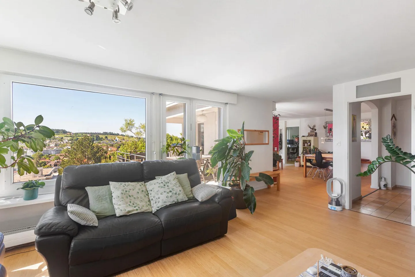 Living on the Edge of the Forest: Spacious 5.5-Room Penthouse Apartment with a View - Photo 5 of 15