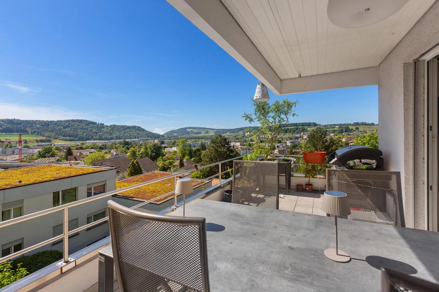 Living on the Edge of the Forest: Spacious 5.5-Room Penthouse Apartment with a View - Photo 6 of 15