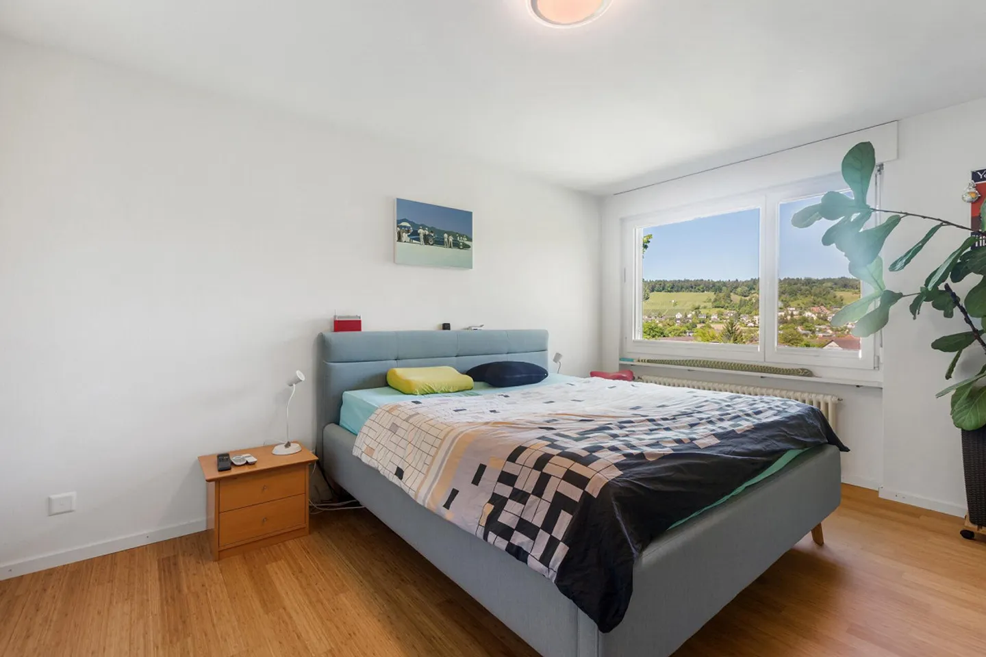 Living on the Edge of the Forest: Spacious 5.5-Room Penthouse Apartment with a View - Photo 7 of 15