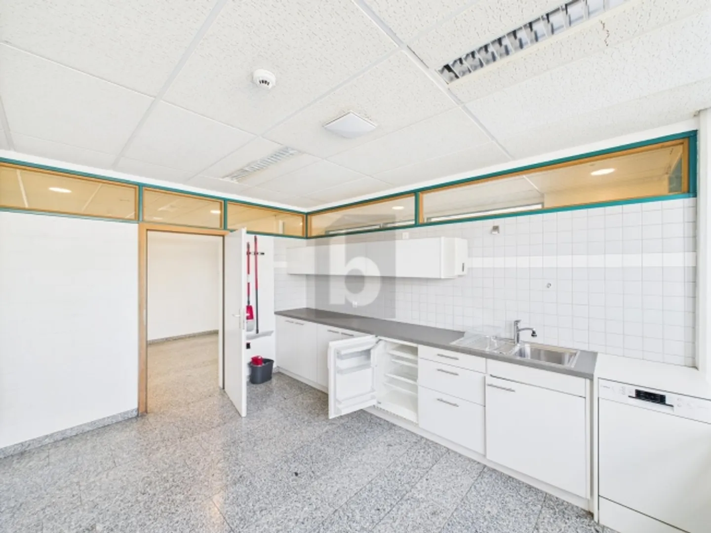 BRIGHT, SPACIOUS AND PRACTICAL WORKING ENVIRONMENT - Photo 5 of 5