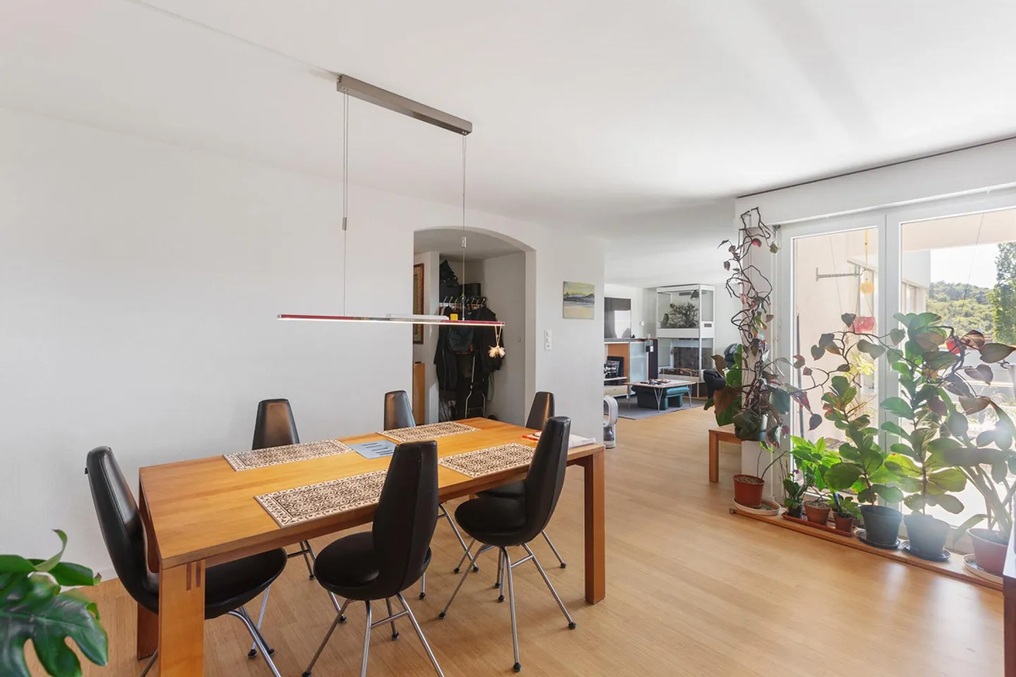 Living on the Edge of the Forest: Spacious 5.5-Room Penthouse Apartment with a View - Photo 4 of 15