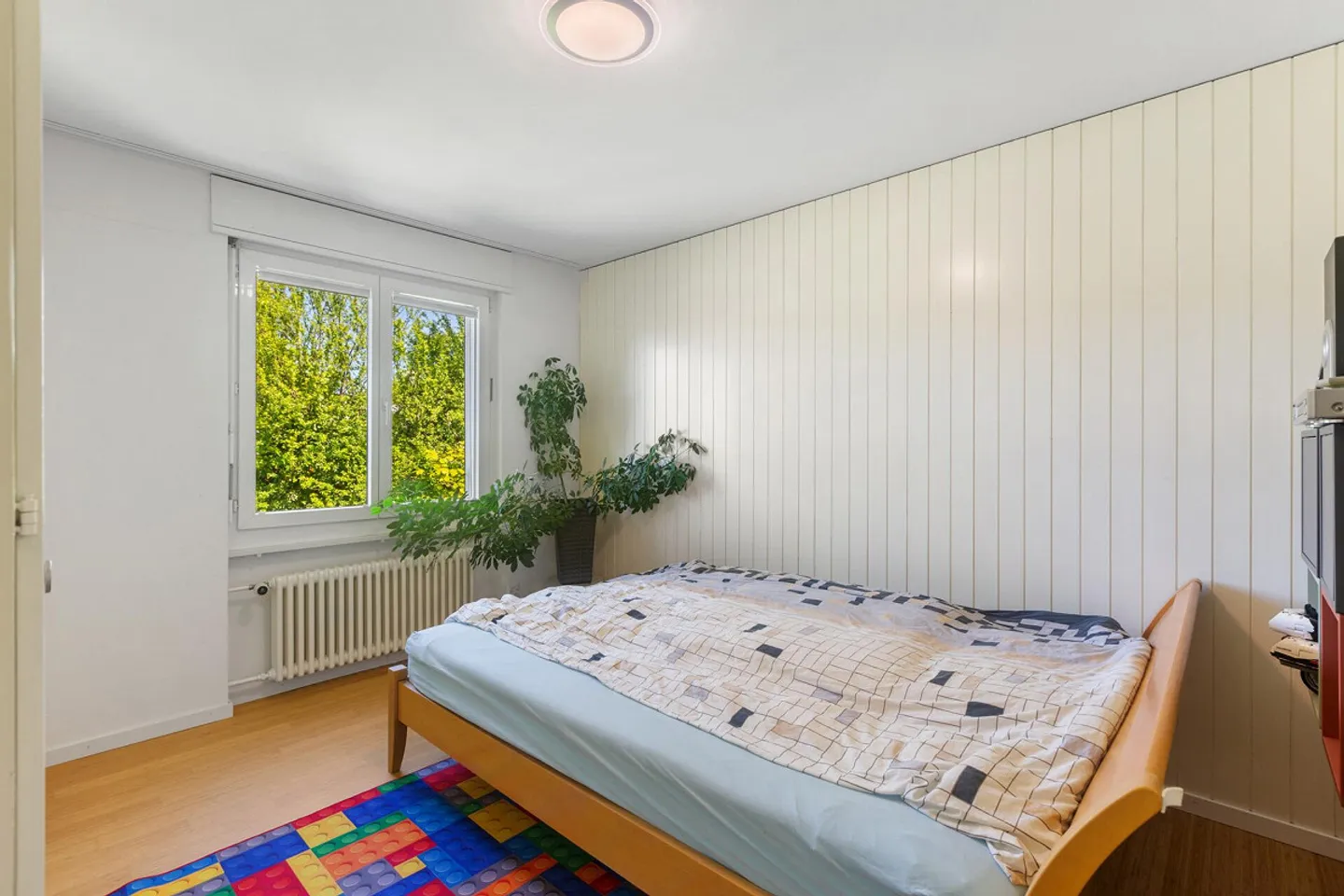 Living on the Edge of the Forest: Spacious 5.5-Room Penthouse Apartment with a View - Photo 9 of 15