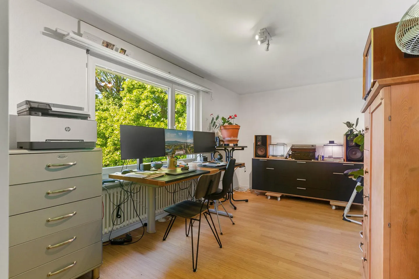 Living on the Edge of the Forest: Spacious 5.5-Room Penthouse Apartment with a View - Photo 10 of 15