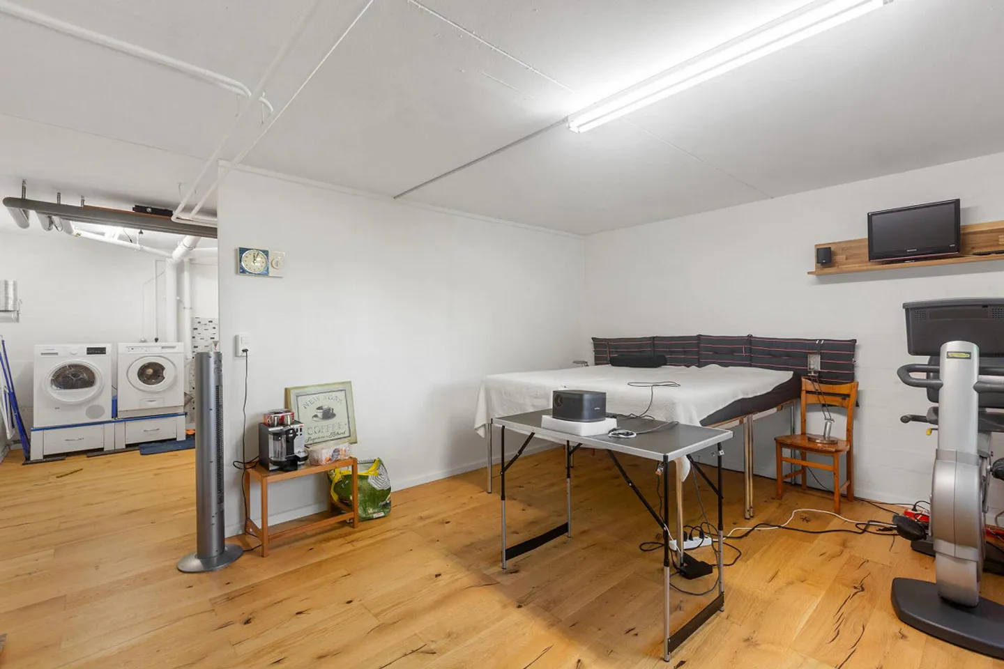 Living on the Edge of the Forest: Spacious 5.5-Room Penthouse Apartment with a View - Photo 14 of 15