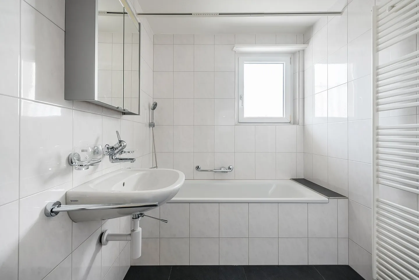 Appartamento moderno di 4 stanze con balcone in posizione tranquilla - Foto 3 di 10